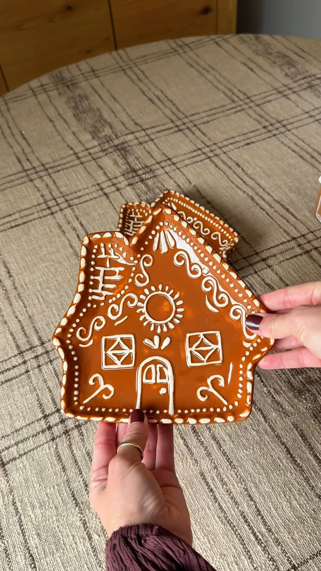 The cutest ceramic gingerbread houses and gingerbread plates for half of what I’ve been finding online! 

The cutest holiday decor and the gingerbread houses light up! The houses come in a set of two and the gingerbread plates come in a set of 3! 🍪🎄🤎

#LTKHome #LTKSeasonal #LTKFindsUnder50