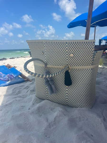 The cutest beach bag that holds sooo much! Perfect for mamas who have to carry all the things!
I can’t link this exact ones but found similar!


Summer essentials 
Beach bag 
Large tote
Beach tote bag 

#LTKItBag #LTKStyleTip #LTKTravel