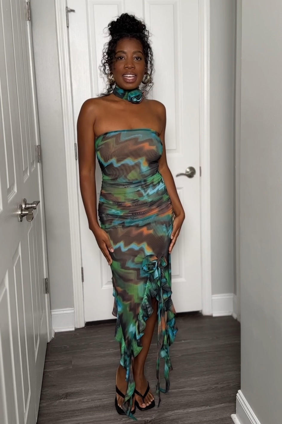 Flowy printed dress with floral choker. Date night dress 

#LTKstyletip