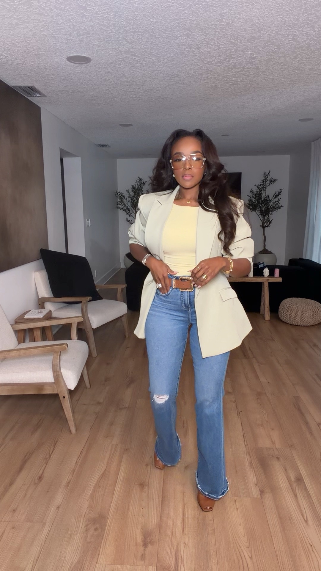 Hi Babes! 💛✨

A simple jeans-and-blazer combo that instantly looks expensive! This is one of those outfits you'll reach for when you want to feel polished without trying too hard.

✨ Fit Details:
• Wearing a size Small
• Relaxed oversized blazer
• Soft fitted tank
• High-rise flare jeans
• Neutral heels and statement belt to elevate the look
• True to size

☀️ Where to Wear:
• Casual office days
• Lunch meetings
• Brunch
• Date night
• Shopping
• Dinner with friends
• Travel

Everything is linked below!

xx, Kira | IG: KirasFashionFinds

Measurements:
Kira: 5'4" | Size Small | 140 lbs