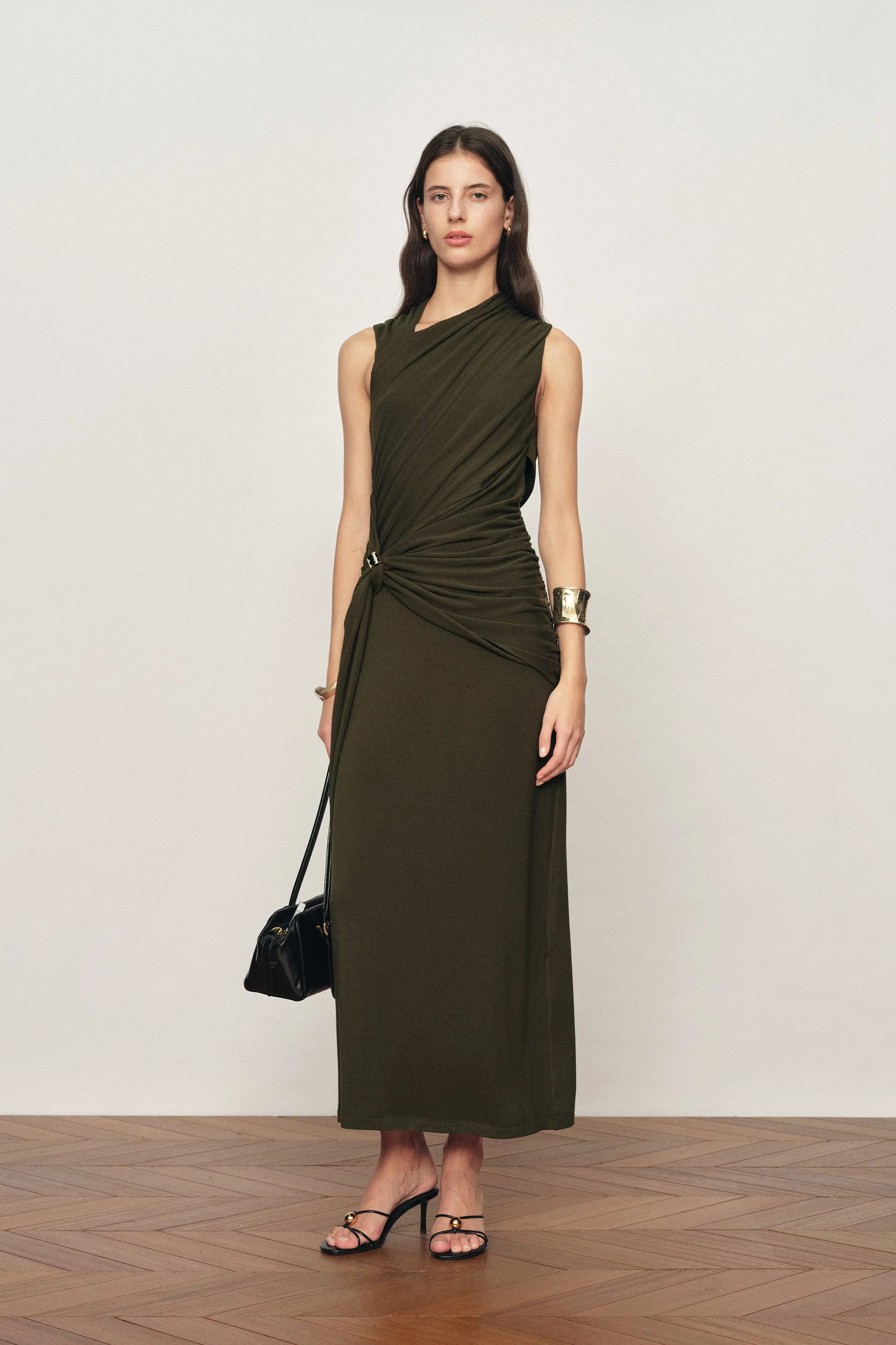 Delilah Olive Asymmetrisches, drapiertes \u00e4rmelloses Kleid aus Wollmisc | Fabrique