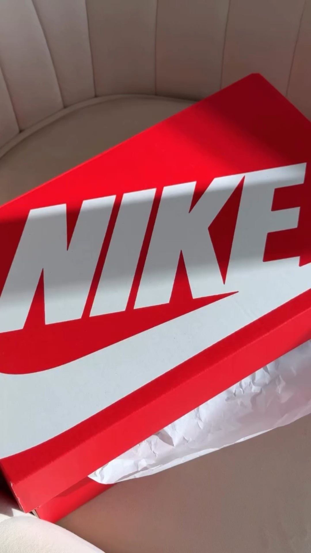 @nike ambassador unboxing (1/4)

It’s time to open Pandora’s box — or in my case, the Nike box.

I’m all about exotic shoes — I love them to always be the statement piece, and that’s the big trend for #2025 !

The model: Nike Shox R4 🔥

Thoughts?

#nike #niketeam #nikeambassador