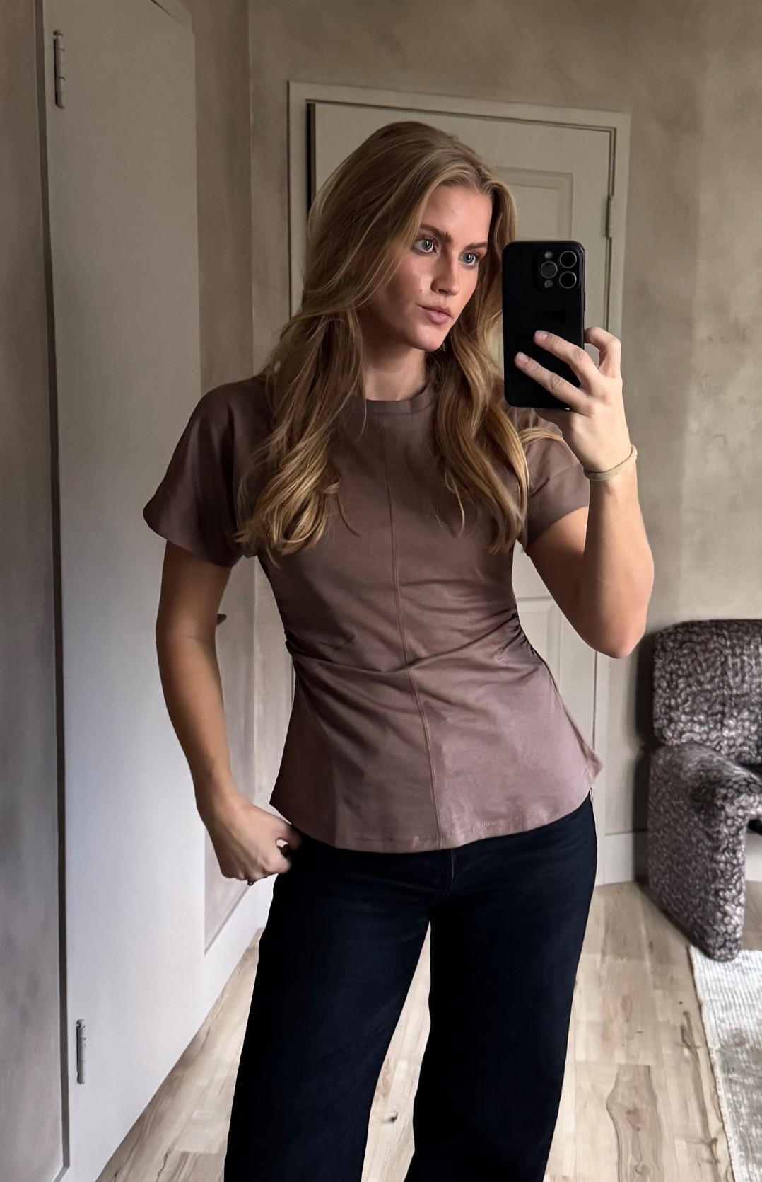 Love the cut of this tee. I ordered a size small, because I feel like H&M tends to run a bit large. I would size down if you’re in between sizes. 