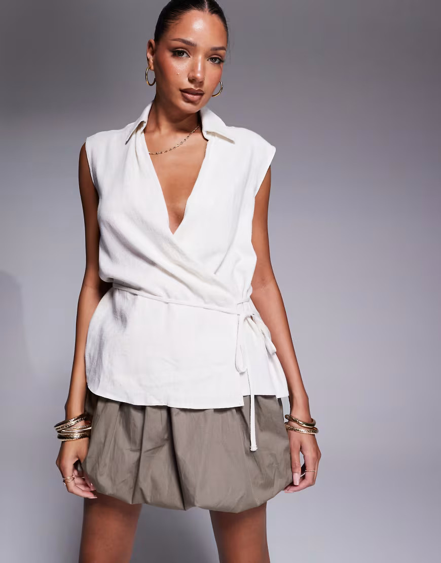 Blusa color crema cruzada sin mangas de tejido efecto lino de ASOS DESIGN-Blanco | ASOS (Global)