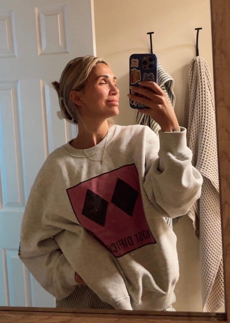 oversized heavy weight sweatshirt? YES 

#LTKootd #LTKmomlife #LTKgrwm