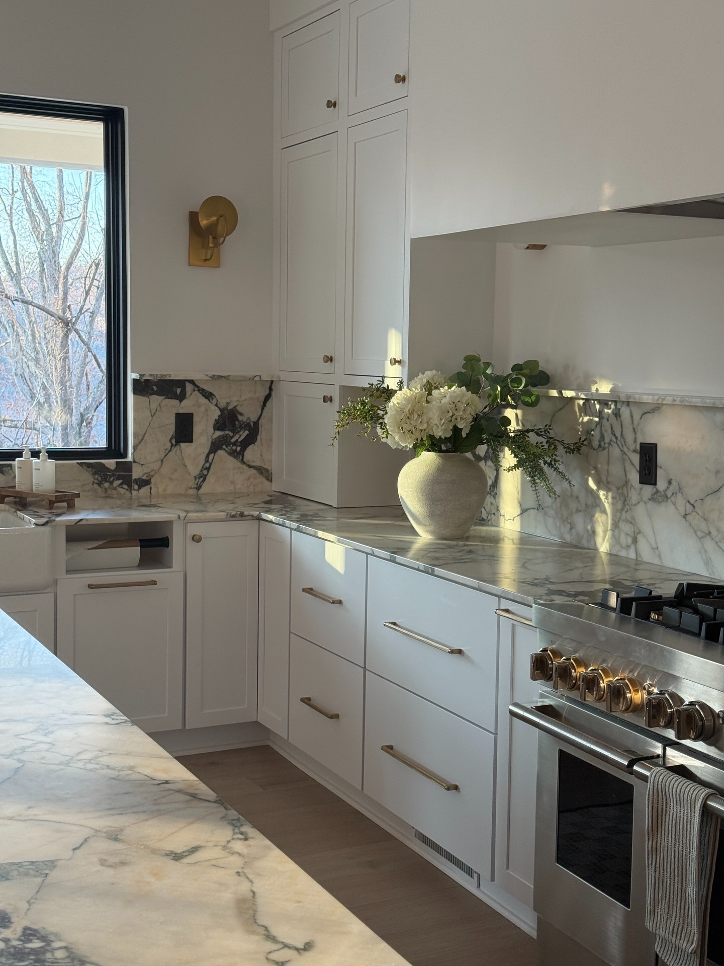 Life lately: small routines, home resets and everyday moments.

A glimpse into my recent days:
• spring flowers bringing life into the kitchen
• skincare routines that slow me down
• pantry and fridge organization at home
• family board game time with the kids
• simple everyday moments in between work and everything else

Appreciating the quiet (not always quiet 😉) rhythm of daily life. Nothing fancy. Just everyday life.

#lifelately #skincareroutine #springrefresh #homeorganizationideas

#LTKselfcare #LTKHome #LTKBeauty