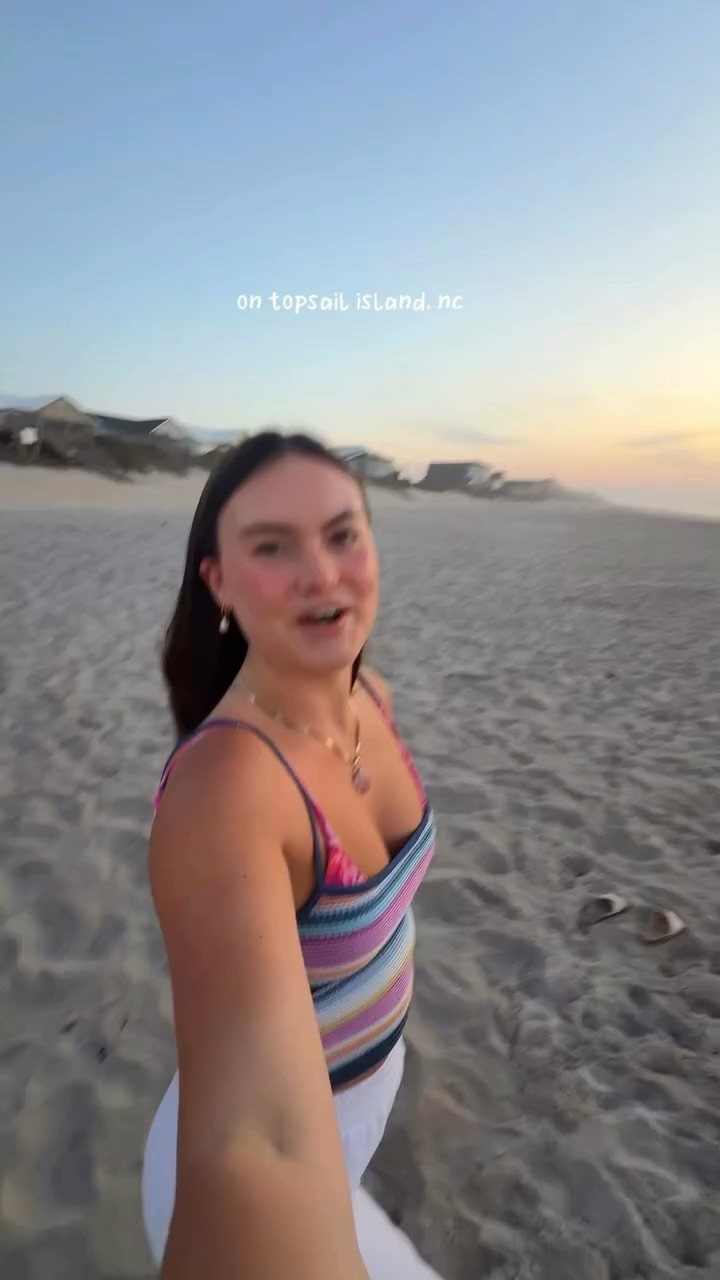 a gorgeous beach sunrise + coffee sunrise 🌅 my perfect morning!! 💛 @whitecrabcoffeeandbooks @boggbags @greybandit @atoleajewelry #beach #morning