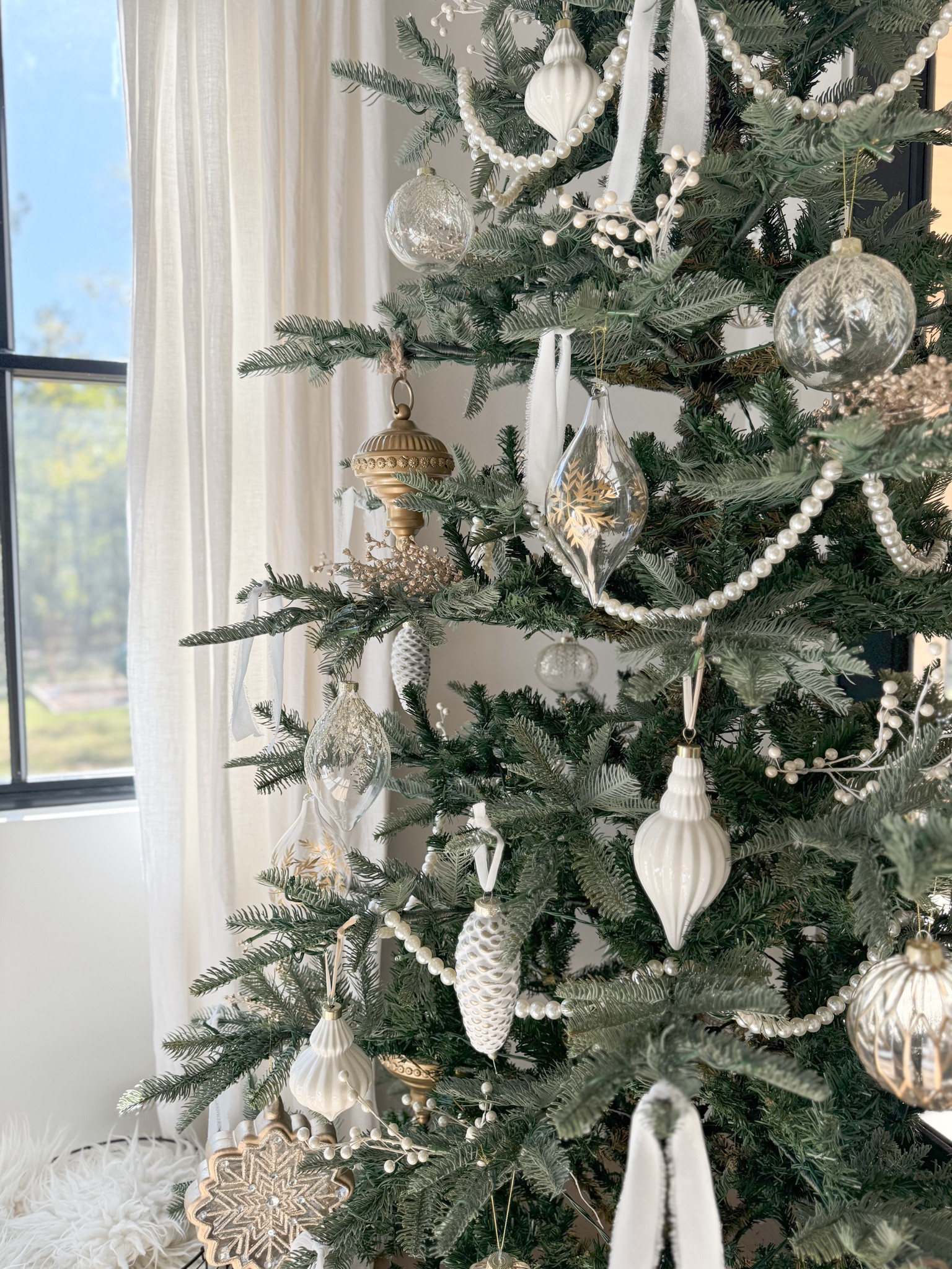 I just found the perfect ornaments for my tree, and I can't wait to bring my vision to life! 🎄 Decorating can be overwhelming, but with Christmas Tree Kits from @sullivanshomedecor it’s never been easier. Six top styles, all in one place! Plus, for this holiday season, it's buy 5, get 5 free! 

You can mix and match amongst collections, ensuring you really can create your dream tree on a budget! 

Who’s ready to deck the halls?

Comment SHOP for links to these ornaments and more of my favorites. Plus, I’ve also linked them in my LTK shop so you can shop directly from there.

#modernfarmhouse #ornaments #ad #sullivanhome #whitechristmas #trimatree #christmas #christmastree #whiteandgoldchristmas 

#LTKHoliday #LTKHome #LTKSeasonal