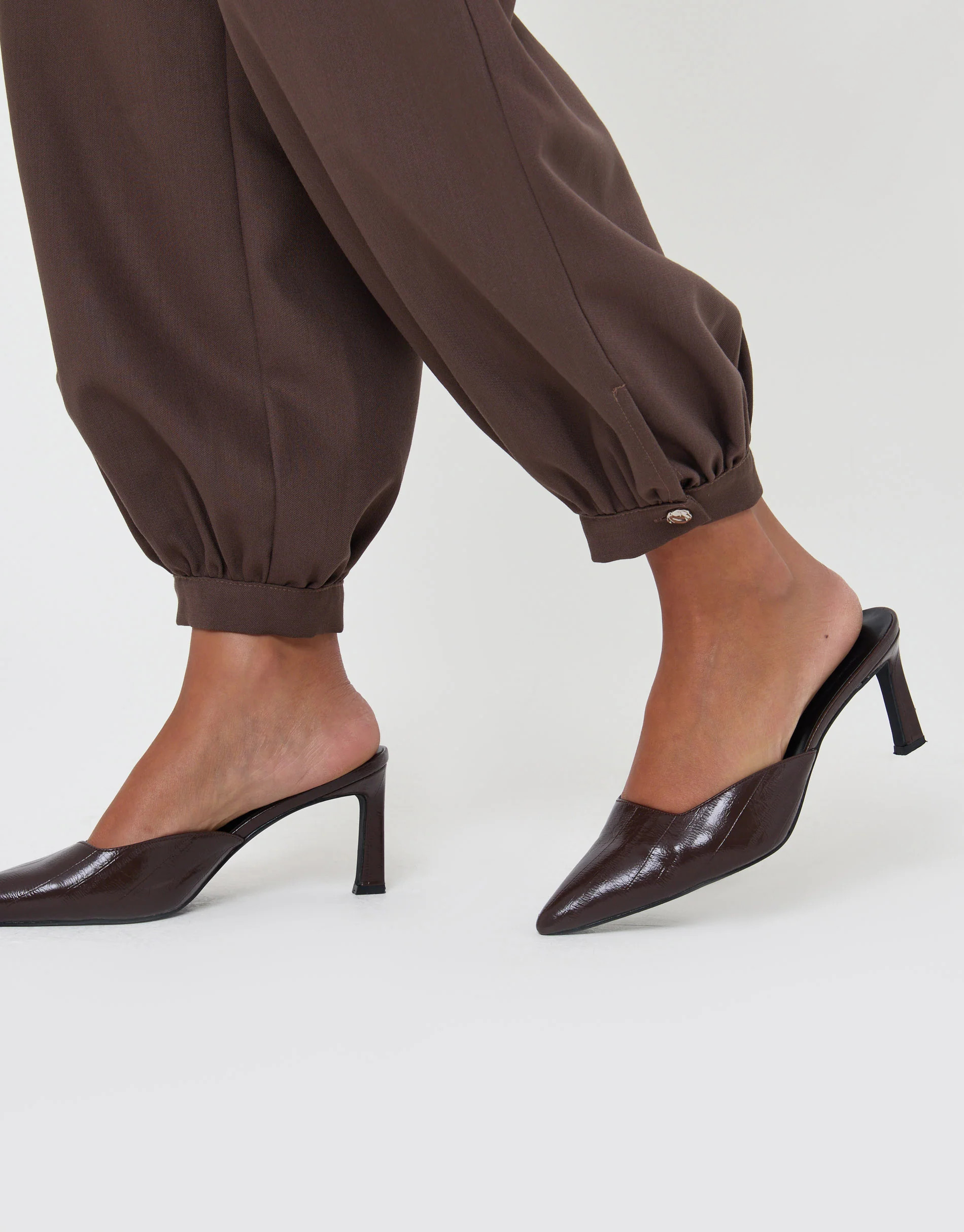 Closed Toe Kitten Heel in Chocolate Brown | Threadbare UK