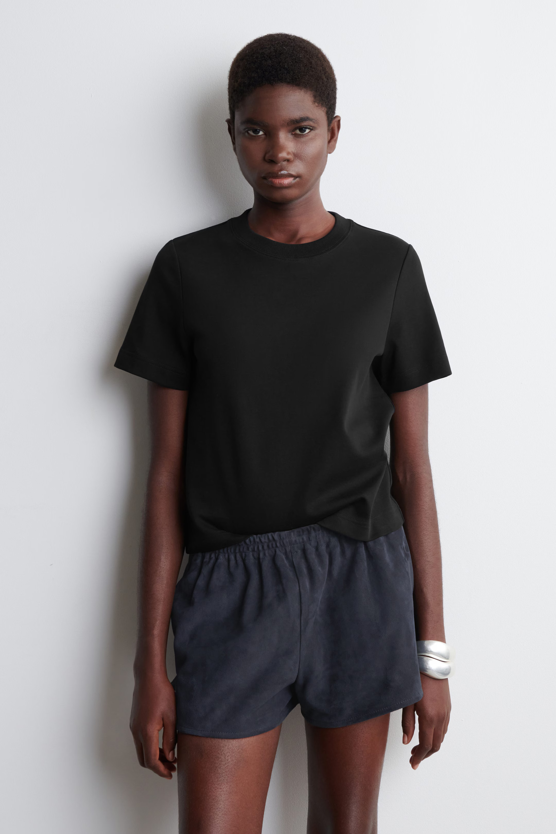 CLEAN CUT REGULAR T-SHIRT - BLACK | COS | COS (EU)