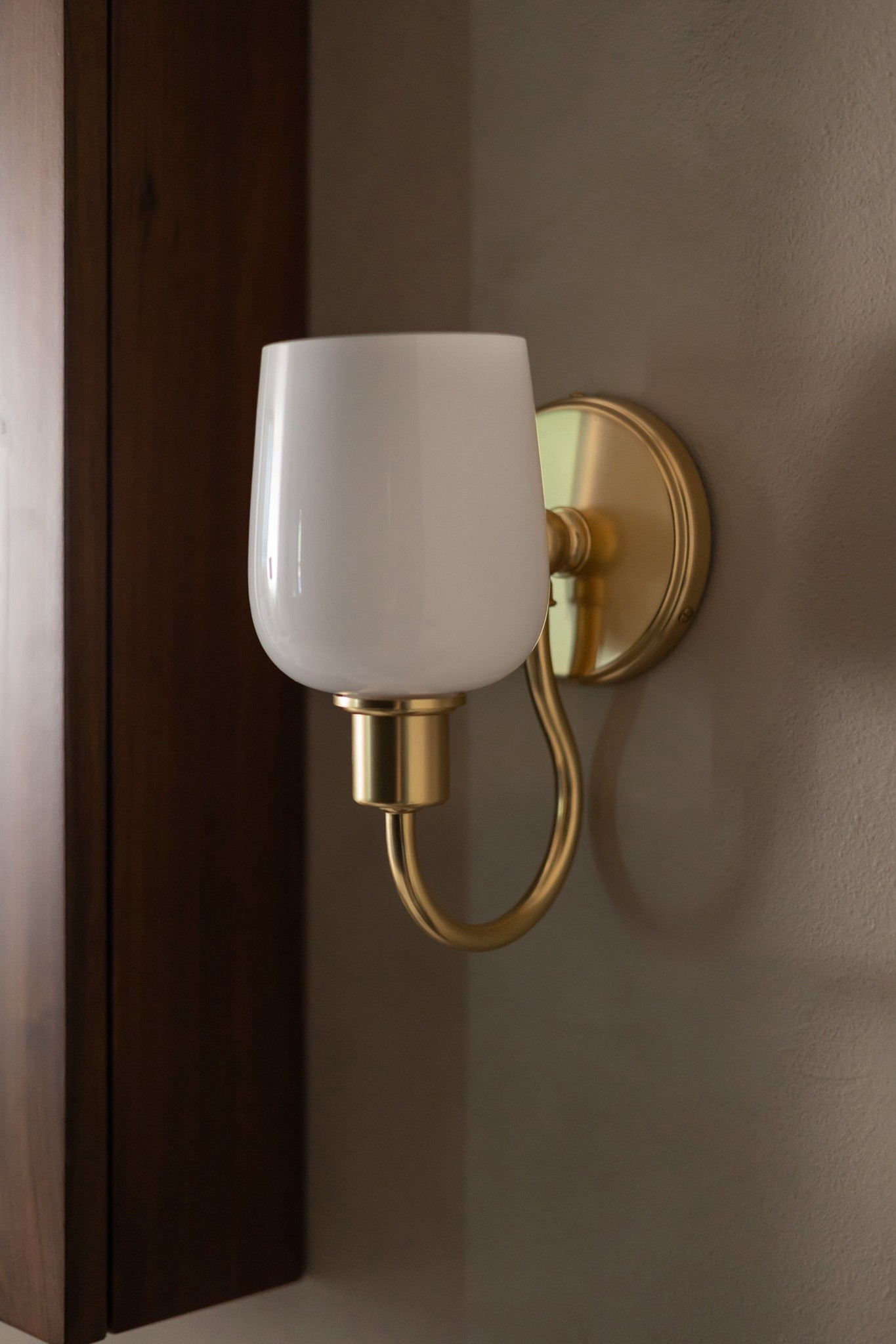 These brass sconces in my parents’ bathroom makeover are everything 🫶🏼

#LTKHome