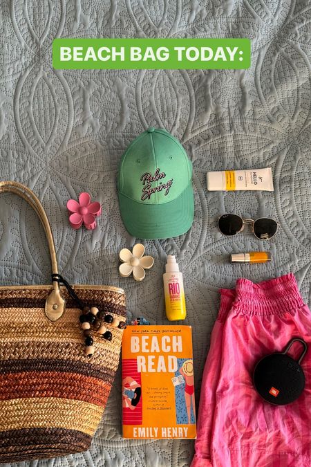 What’s in my beach bag today: 