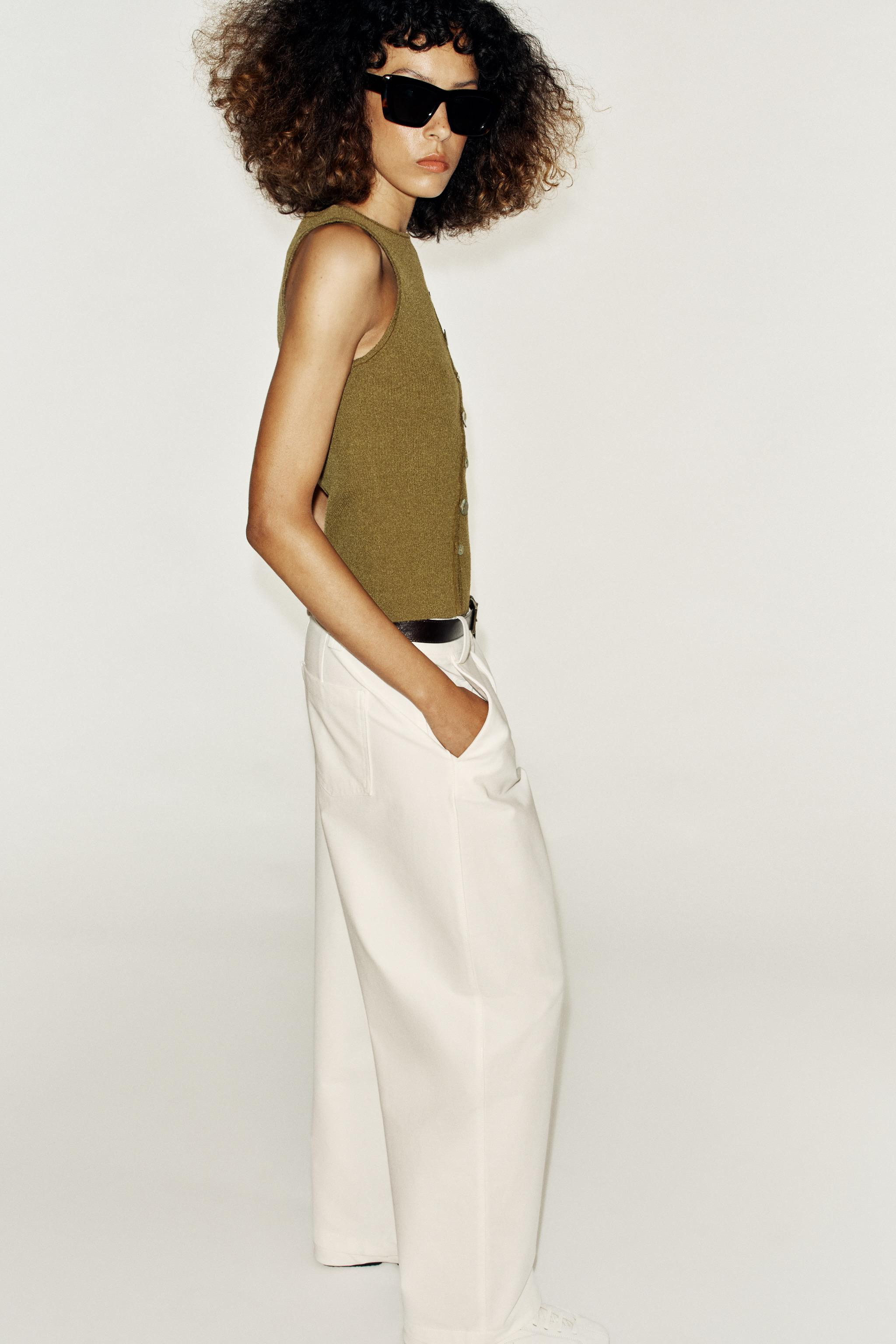 Round neck, sleeveless top. Features a front button-up closure with a wrap design. | Zara US