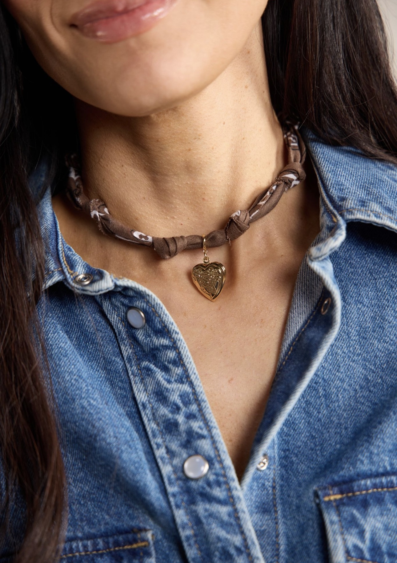 Bandana necklaces will be trending strong again this year with rodeo and western styles still in. This brown color is so pretty and you can choose from a few charm options. use code KILEE15 at @nickelandsuede for 15% off your first purchase. 

 