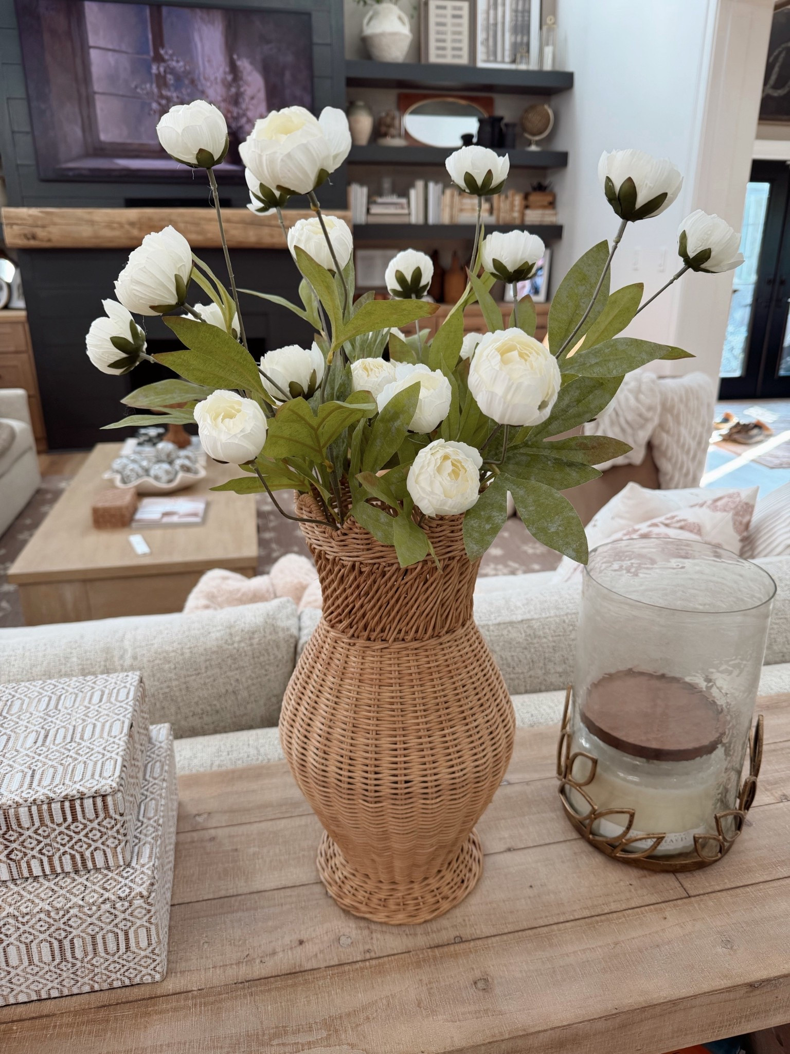 These faux peonies + this scalloped vase 😍🤌🏼 stunning & so perfect for the season!!!! 

Home decor / target / Amazon / living room styling / console table / Holley Gabrielle 

#LTKHome #LTKSeasonal