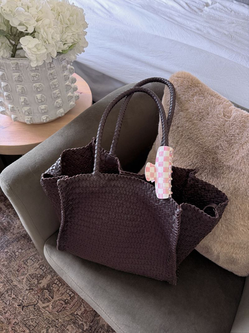 Loving my new leather tote from Madewell🤎 It’s the perfect everyday bag that's roomy, durable, and goes with pretty much everything! 

 #LTKootd #LTKmomlife