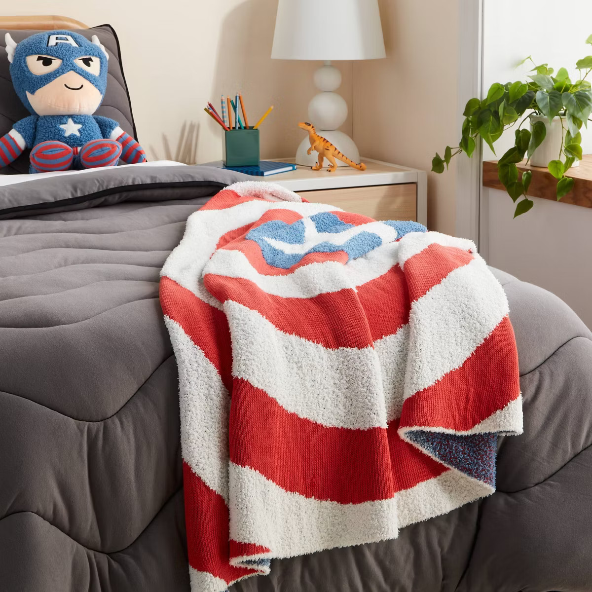 Marvel Captain America Shield Knit Kids' Throw Blanket - The Marvel Collection by Pillowfort™ | Target