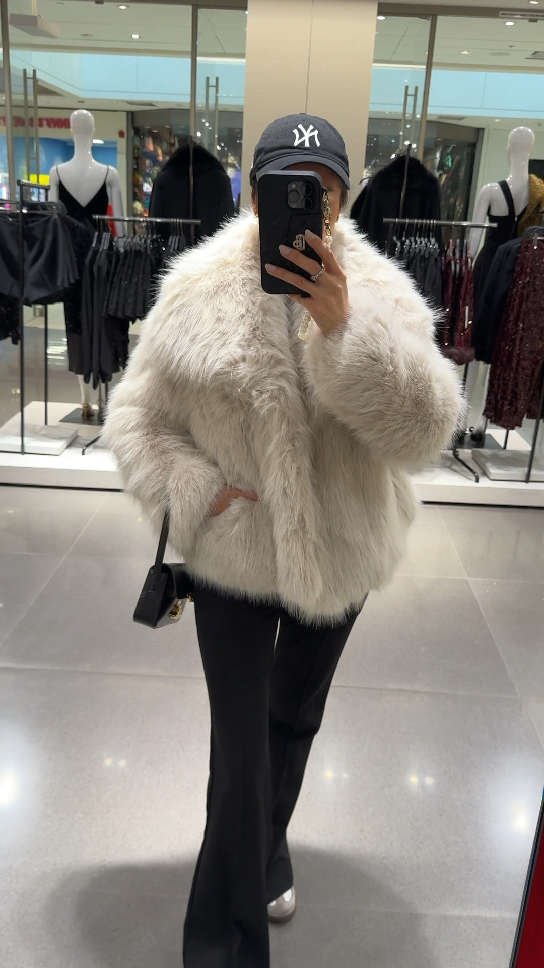 ✨ POV: You put on the fluffiest coat and instantly feel like you have your whole life together. 🤍❄️

There’s a special kind of magic in a soft, plush winter coat—especially when it’s a Zara find. The moment you slip it on, everything suddenly feels lighter, calmer, and a little more luxe.
Neutral tones, cozy textures, and that effortless winter elegance… this is the kind of piece that makes you walk slower, breathe deeper, and carry yourself like the most polished version of you.
Sometimes all you need is the coat to shift your entire mood. 🤍✨

#ZaraFinds #WinterAesthetic #QuietLuxuryStyle