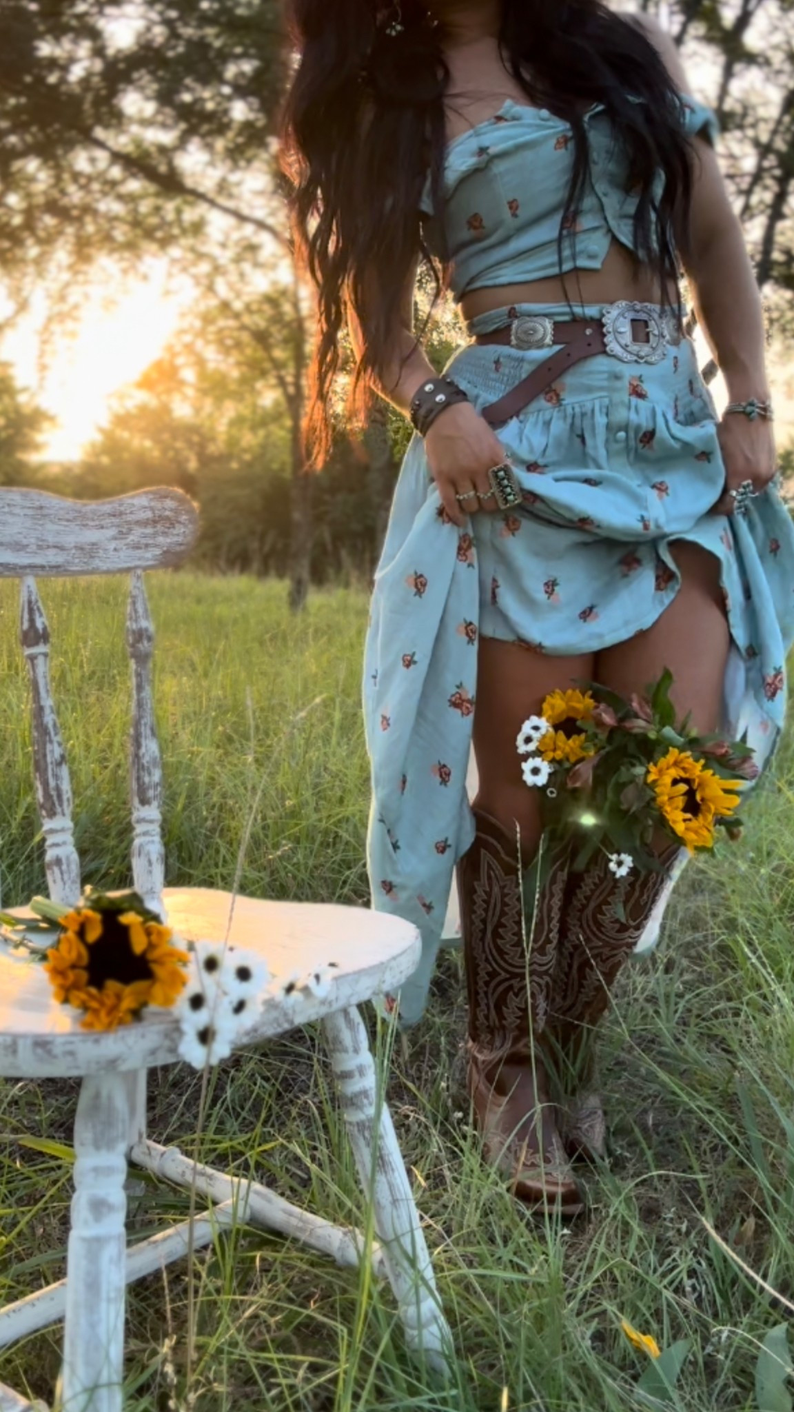 Skirt set is from Rock and Roll Denim…wearing a size small. Code taylorg20 saves you money🫶🏼

#western #westernfit #westernfashion #summeroutfit 