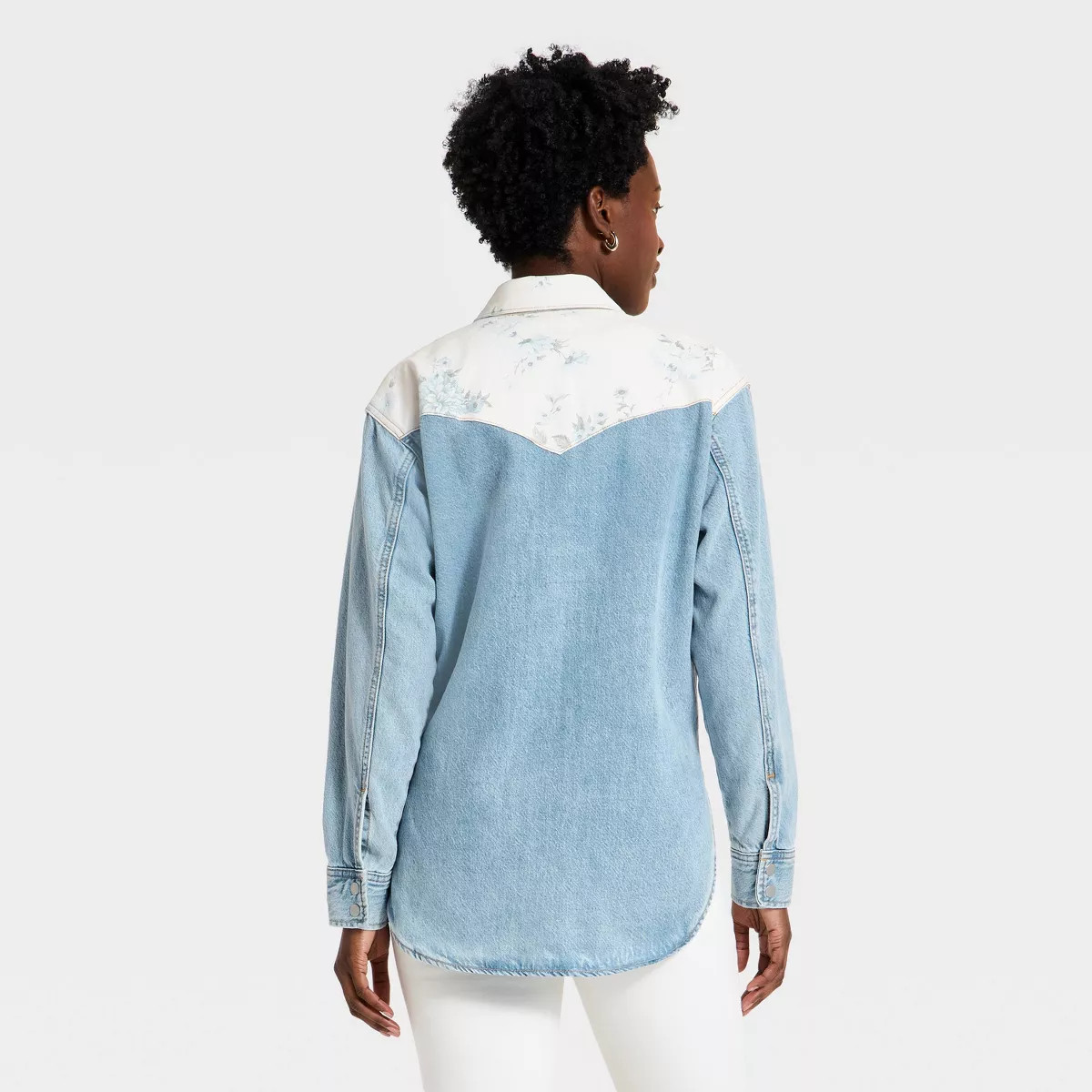 Women's Relaxed Western Craft Button-Down Denim Shirt - Universal Thread™ Light Wash M | Target