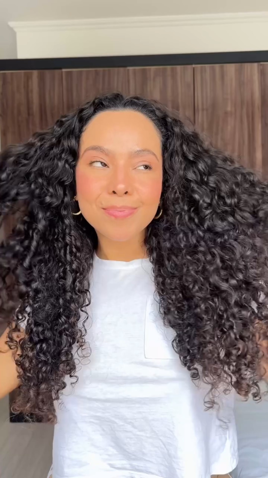 Amoreee, prepare o coração porque isso aqui V-I-C-I-A! 💄✨

O Lipglass da MAC entrega um brilho vítreo deslumbrante, hidratação impecável e um leve formigamento irresistível nos lábios. O efeito volumizador é sutil — mas a elegância… essa é inegociável. 

E você, usaria esse luxo nos lábios? Quero saber sua opinião! 💬👇

#beleza #hair #cabelo #hairstyle #intimasdaline #make #maquiagem #moda #perfume #mac #lipglass #labios