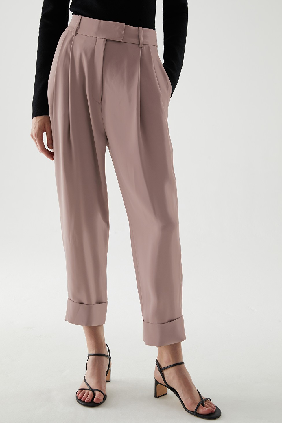 HOSE MIT TIEFEM SCHRITT UND FALTEN | COS (US)