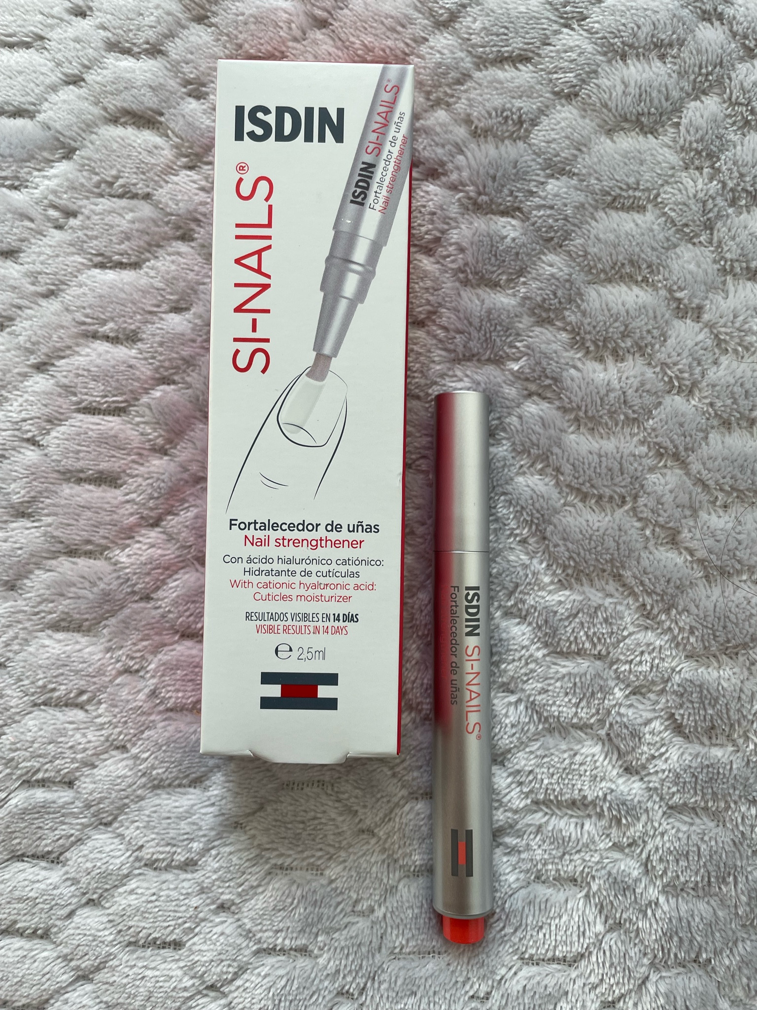 A caneta Isdin Si-Nails é um fortalecedor de unhas frágeis desenvolvido especificamente para proteger e melhorar o aspecto das unhas, devolvendo-lhes um aspecto natural. Além disso, possui acabamento invisível e fácil de aplicar. Sua fórmula possui uma combinação de ingredientes que, promove o crescimento das unhas e aumenta a resistência, ajudando a evitar a rutura e favorecendo a remineralização e reestruturação.

#MesDasMaesLTK

#LTKbrasil #LTKbeauty