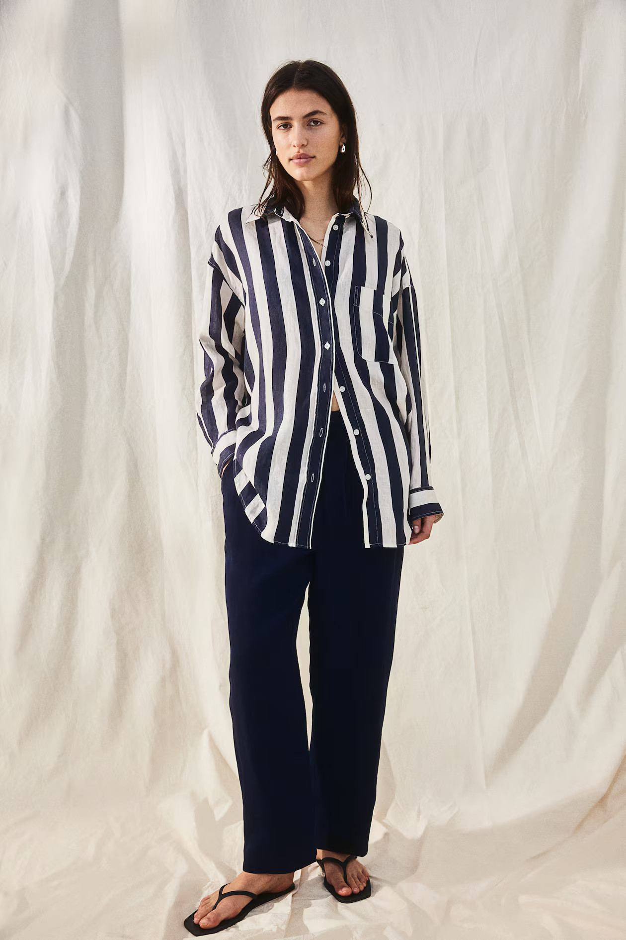 Schmal zulaufende Hose aus Leinenmix | H&M (DE, AT, CH, NL, FI)