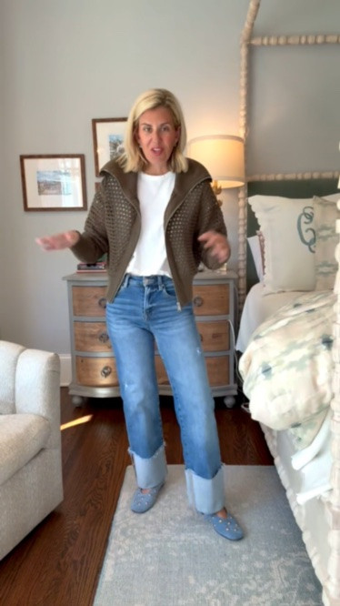 Social Threads Friends & Family sale ends today with code FF20 for 20% off!!
Tee- xs
Cardigan - xs 
Jeans - 25 
Flats  - 7.5 (size 1/2 down) 

*code Catherine20 at Allie + Bess