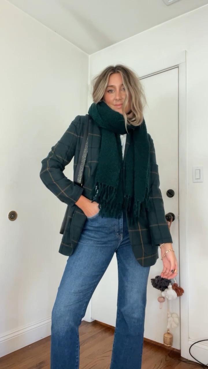 today's outfit! Timeless + a little festive // also! these @madewell jeans are sooo comfortable. Lots of stretch -- they definitely will be on repeat! Highly recommend! They kicked off their black friday/cyber monday early 40% off your entire purchase 🙌🏼🤍 code: OHJOY 

#everydaymadewell
#madewellpartner
#ad 