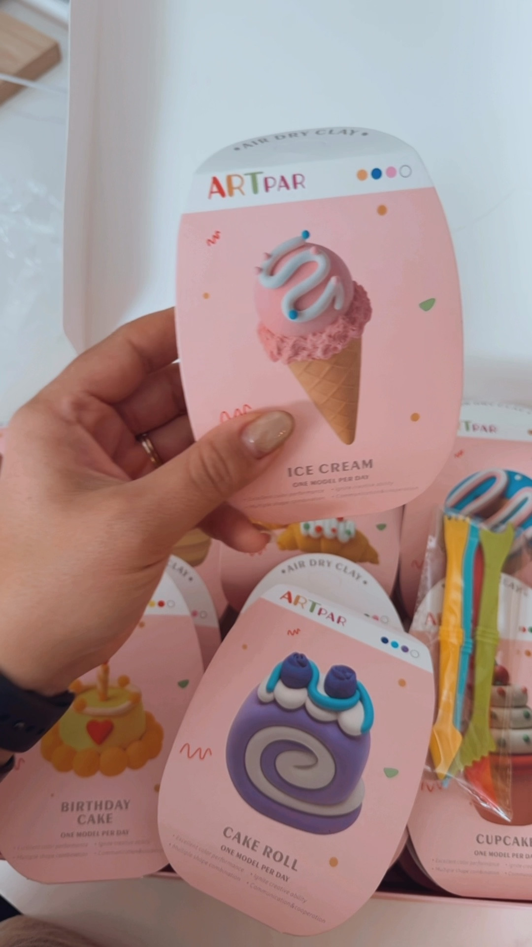 Air dry clay baked goodies craft activity! 

Craft 
air dry clay
Kids activities 
Baked goods
Craft 
DIY
snow day ideas 
Play 

#LTKKids