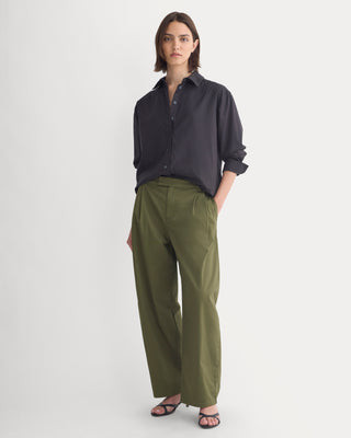 Everlane Barrel-Leg Pant in Organic Cotton Sateen In Olive Night, Size 10 | Everlane