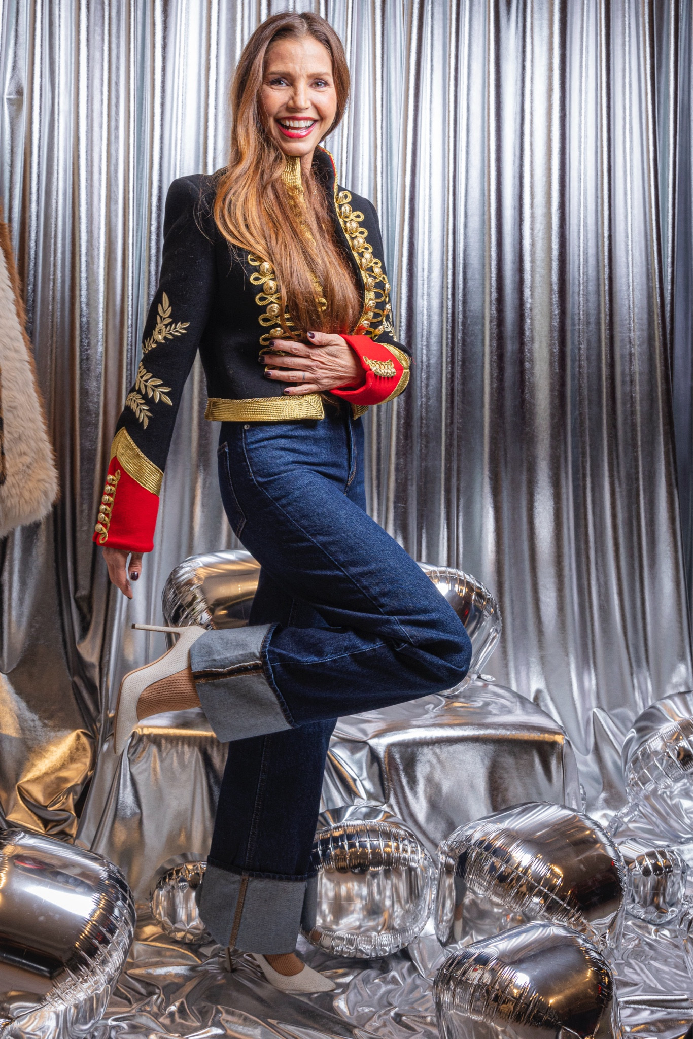 This jacket is bold and full of color. Structured and festive which dresses up a dark denim Jean. 
Jeans - H&M 
Jacket - Robanne x H&M 

#LTKWorkwear #LTKHoliday