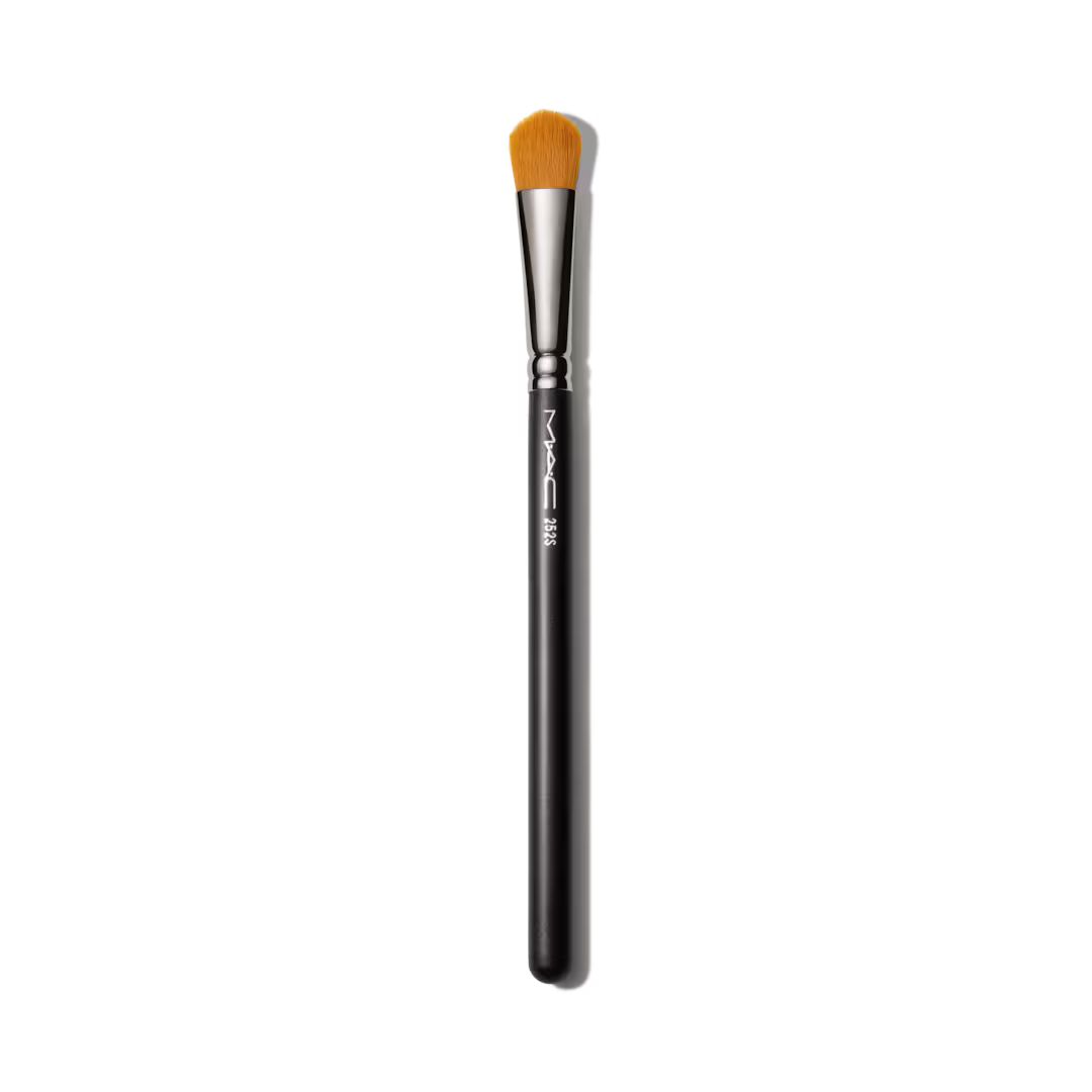 M∙A∙C 252 Synthetic Large Shader Brush | M∙A∙C Cosmetics | MAC Cosmetics - Official Site | MAC Cosmetics (US)