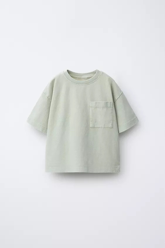 Round neck short sleeve T-shirt. Patch pocket at chest. | Zara US