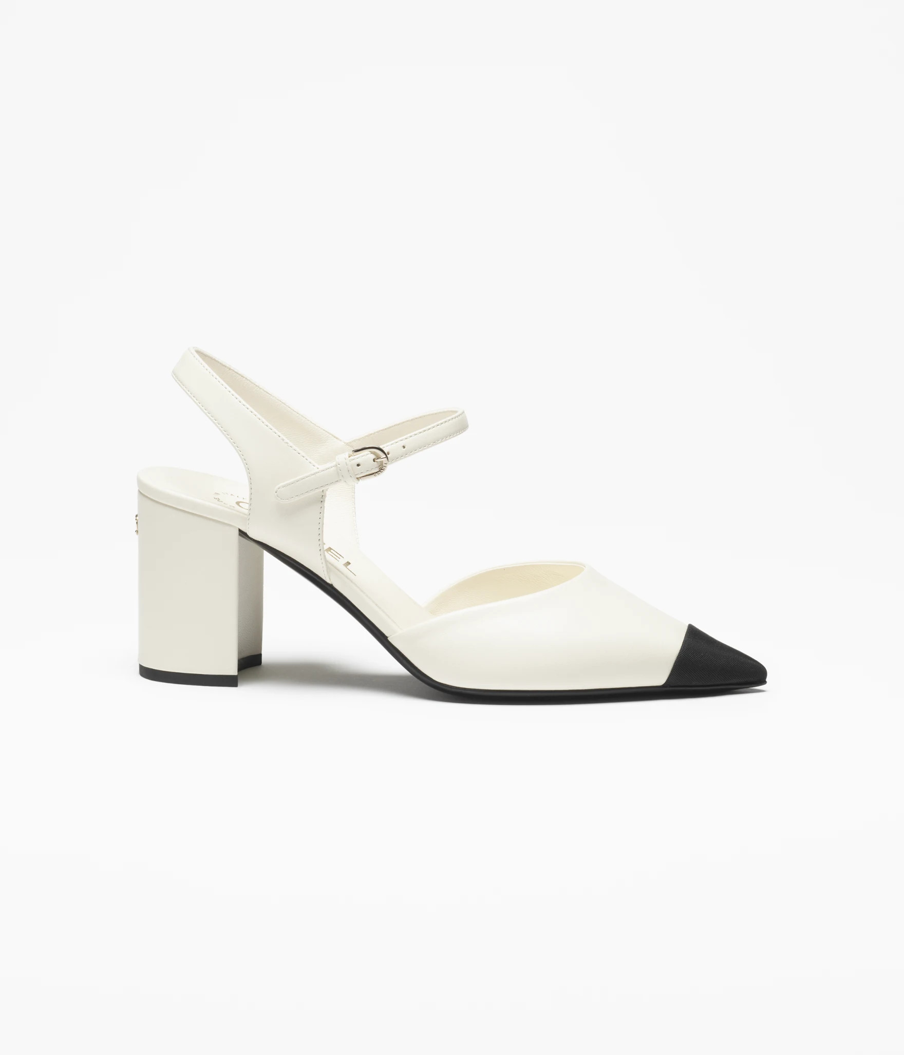 #hash-R19kicld6 {
		object-fit: cover;
		aspect-ratio: auto;
		object-position: top center;Fall W... | Chanel, Inc. (US)