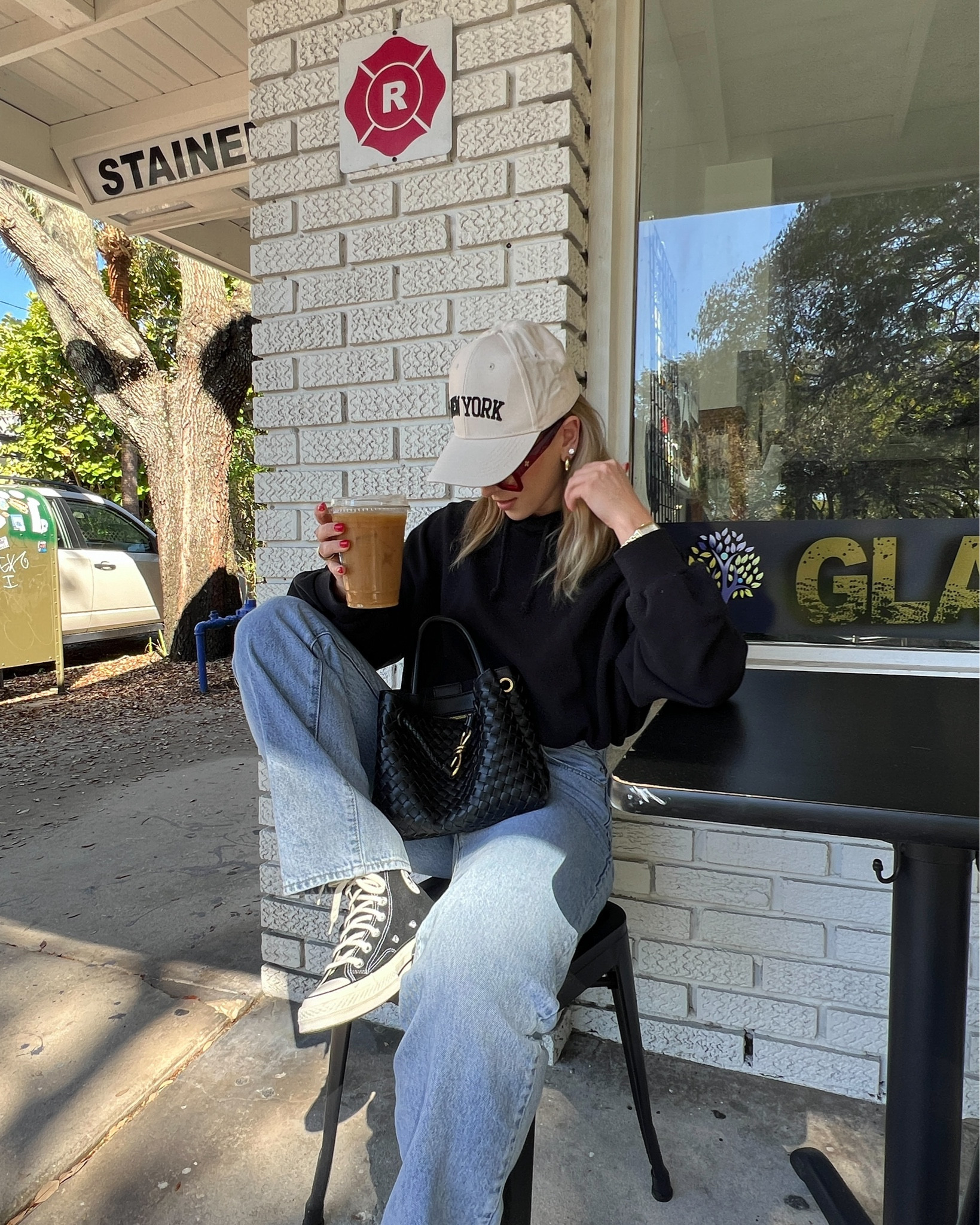 Casual outfit of the day 🫶🏼 Levi baggy jeans, oversized hoodie, cool girl style, cool girl outfits, converse sneakers, black converse sneakers, casual style inspo, casual outfits

