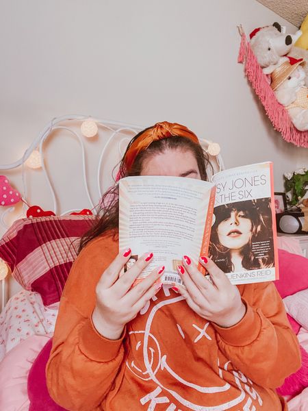 Finished Reading Daisy Jobes & The Six! 📖🧡 So happy I just finished this book in time to watch the show. 📺 I’ve been putting this one off on my TBR and the show really pushed it up and I’m so glad I finally read it! 📚 Now I can’t wait to watch it and compare it to the book! ✨ Have you read Daisy Jones & The Six? Or watch the show? 🤔