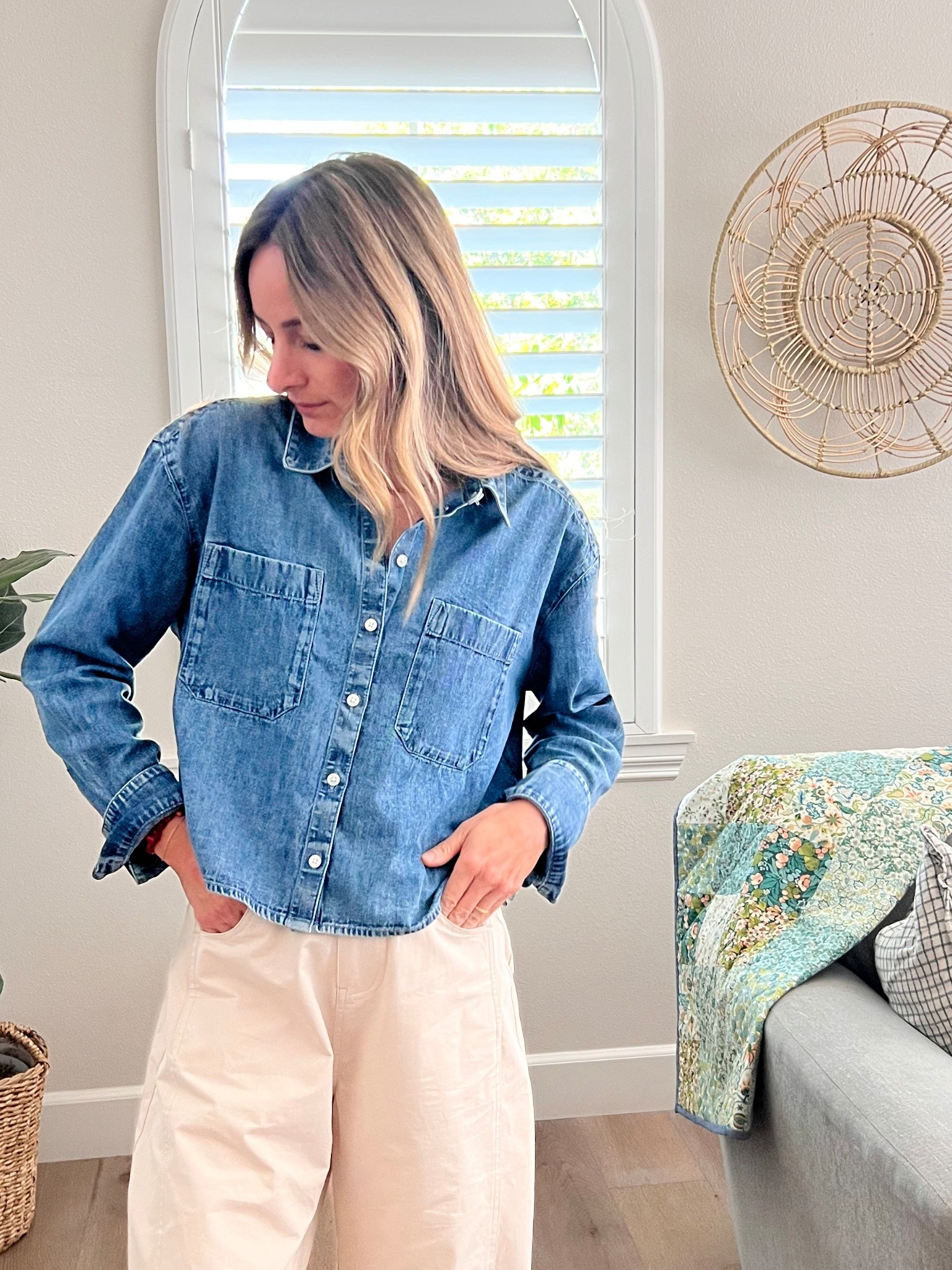Best cropped denim shirt! Goes with evvverything. Wearing a medium! 