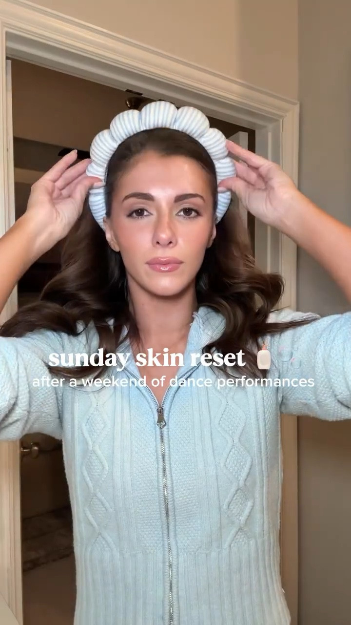 A little Sunday skin reset after wearing full glam 3 days in a row! 🧴🫧

Now while this isn’t my routine every night, I try to do this at least once a week to get a deep cleanse and full reset for my skin. 

#skincare #skincareroutine #skinreset #redlightmask #dcc
