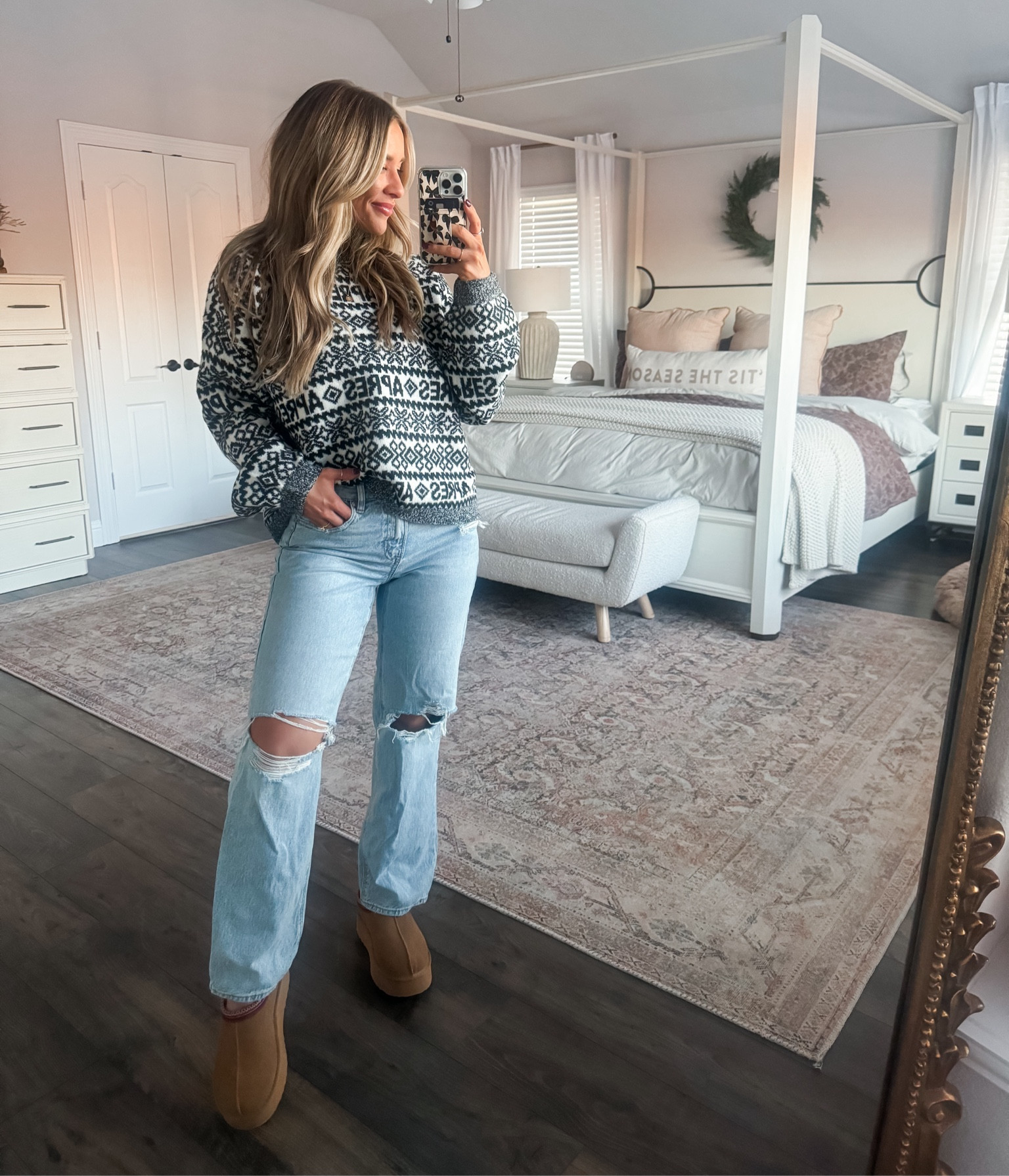 XL in sweater 
Jeans run a size big. I’m in a 2
Shoes fit TTS