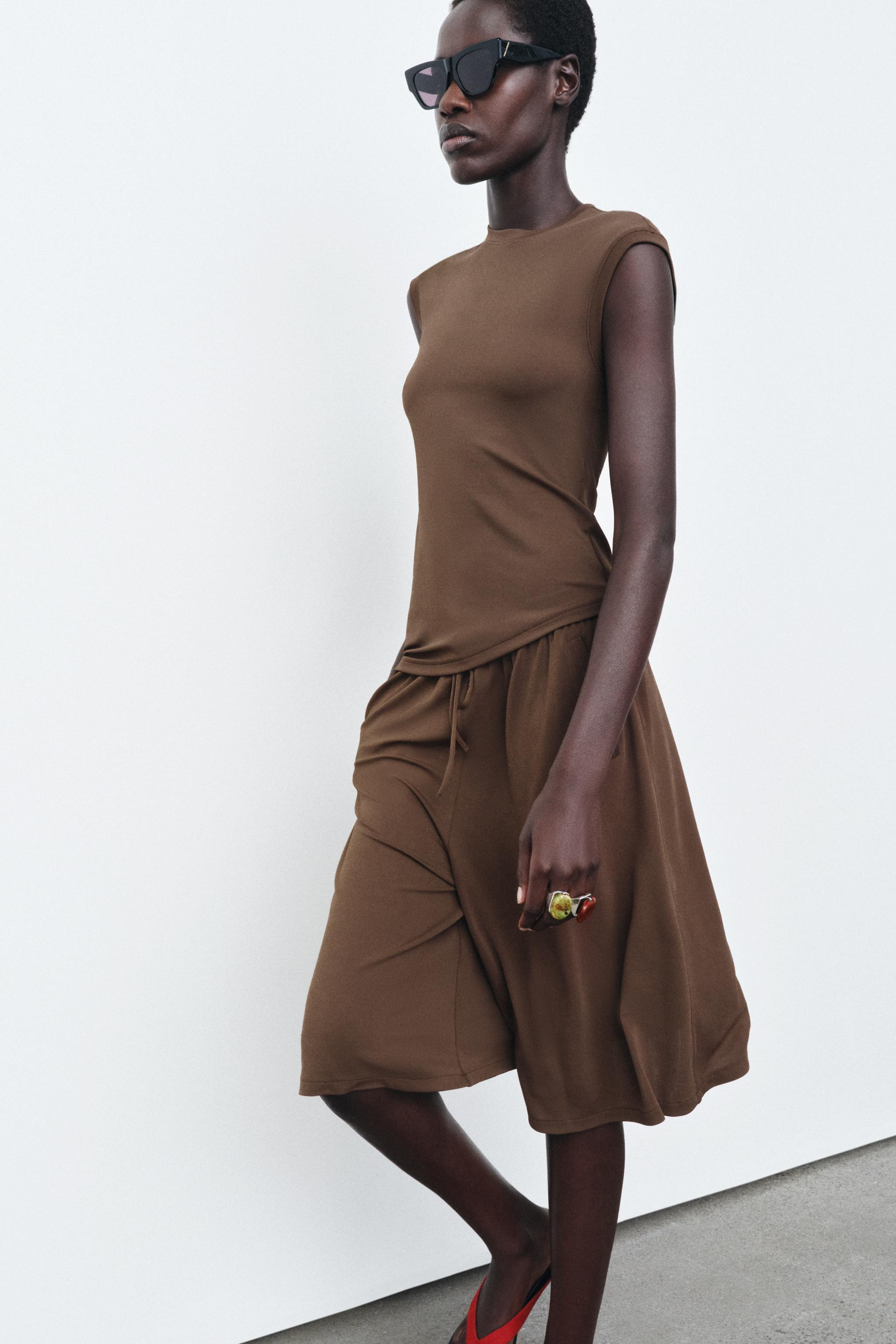 ASYMMETRISCHES ÄRMELLOSES T-SHIRT | Zara DE