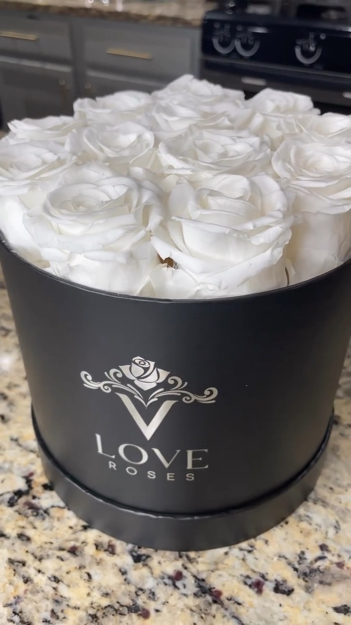 These gorgeous preserved roses from @vloveroses are on sale today for #amazonprimeday! These would make a great gift and they last 2-3 years.

#vlove #amazonprimeday #primeday2023 #preservedroses #giftideasforher
