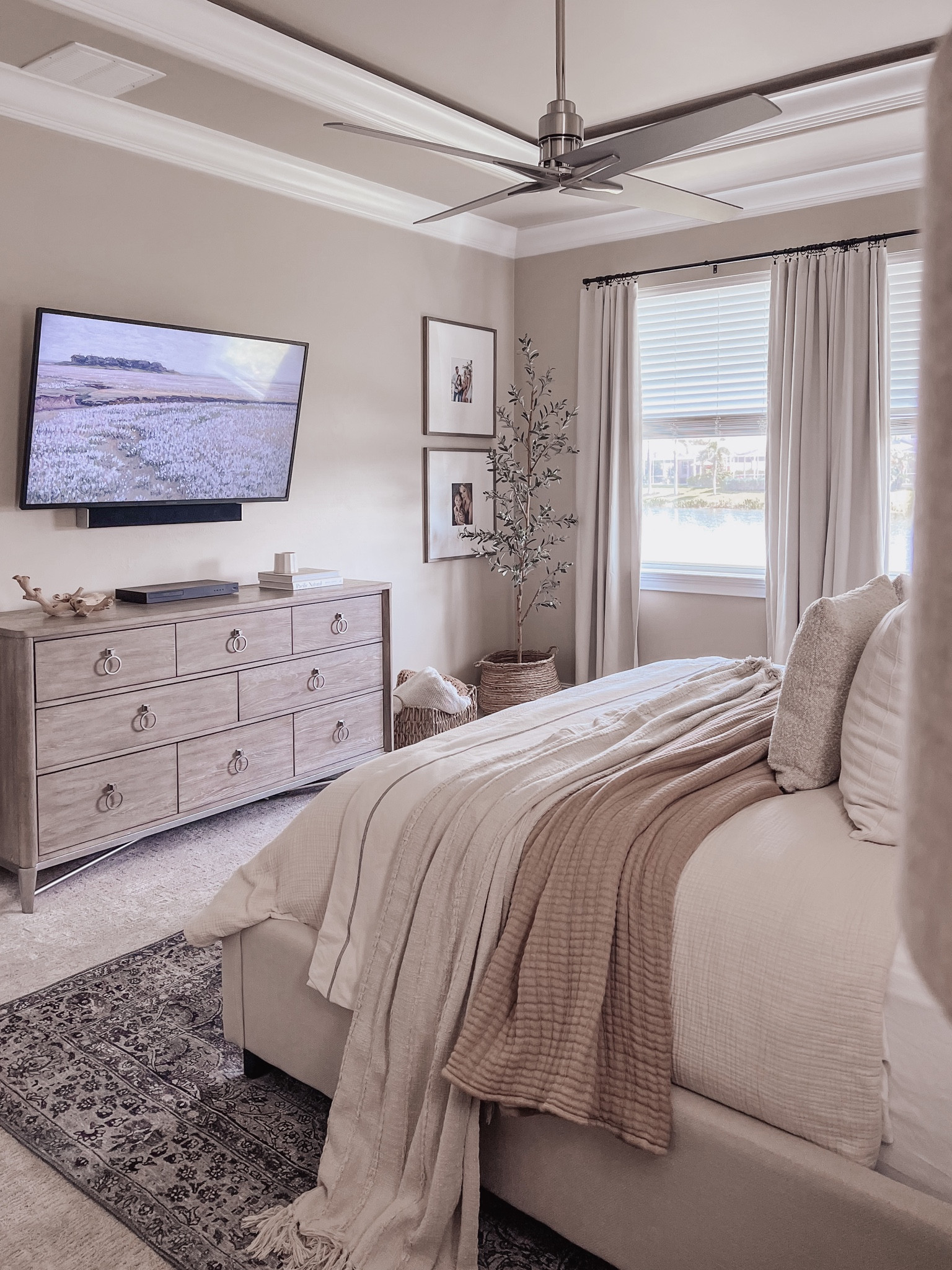 Bedroom decor
Bedroom
Home decor
Bedding
Neutral bedroom
Neutral decor
Comforter
Pillows
Throw blanket
Olive tree
Basket
Books


#LTKFind #LTKhome