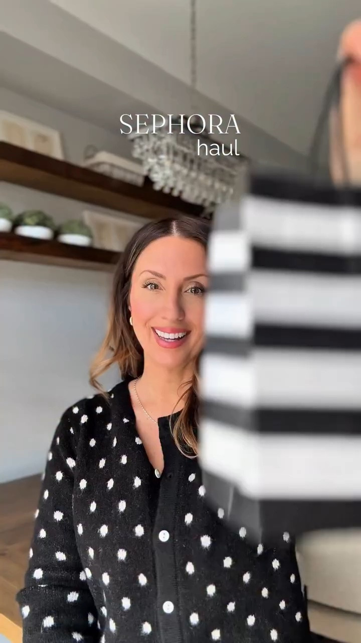 Mini Sephora haul - you know I don't change my make up up easily, but sometimes a girl has to indulge!

Here's everything I got on my last shopping spree, some things are my forever favourites, but there are some new goodies in there too!

Tell me, is there a holy Grail product that I'm missing?
Need links? Visit my LTK or just ask 🥰

#sephora #sephorahaul #makeup