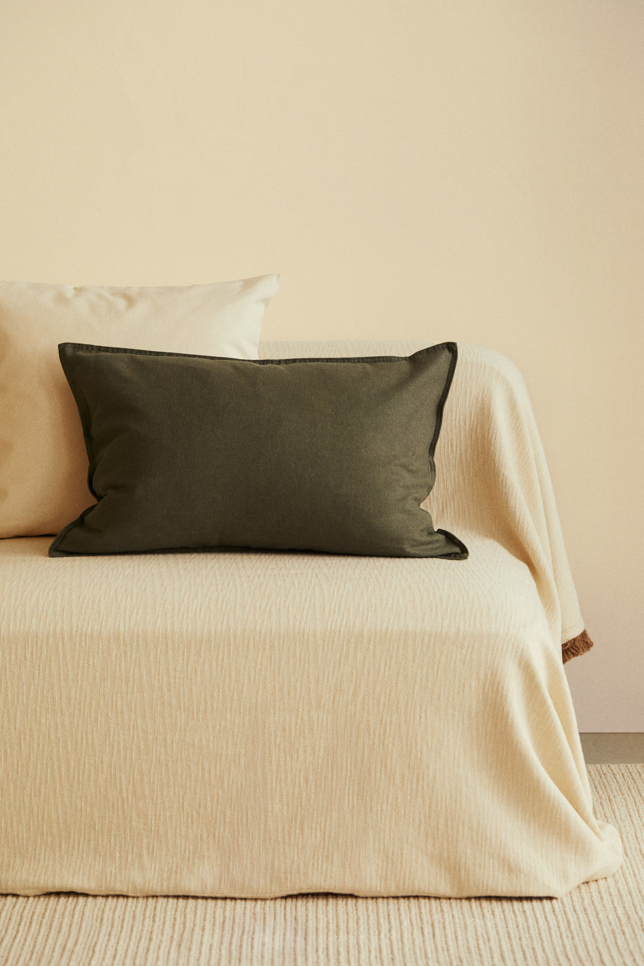 Linen-blend cushion cover | H&M (UK, MY, IN, SG, PH, TW, HK)