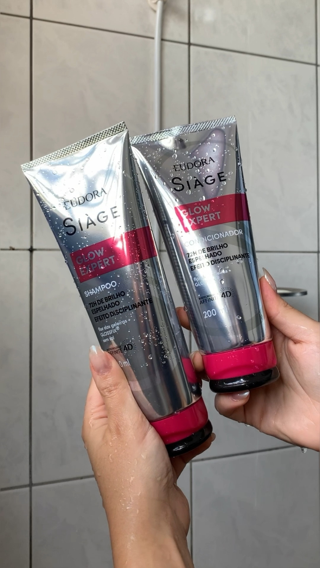 Será que a nova linha de Eudora Siàge entrega tudo que promete!? ✨🤩

O Kit completo do lançamento conta com shampoo, condicionador, máscara de tratamento capilar, e um balm disciplinante com proteção térmica. 

A linha promete um cabelo muito mais brilhoso por até 72h, frios disciplinados e livre de pontas duplas, e tudo isso que uma tecnologia surreal! 🤩

Sua fórmula possível flor das Geleiras que recria um banho gelado nos fios, e glossfix que é um componente com alta capacidade de refletir a luz. 

Aah, e o cheiro de perfume importado!? Assim que abri a embalagem me veio na cabeça o perfume Good Girl de Carolina Herrera. 🫣🫢

Só com o vídeo vocês já podem ver o como essa linha foi aprovada por mim né? Fora que meu cabelo ficou lindo e super alinhado nos dias seguintes da lavagem 🤩💖

#LTKbrasil #LTKbeauty