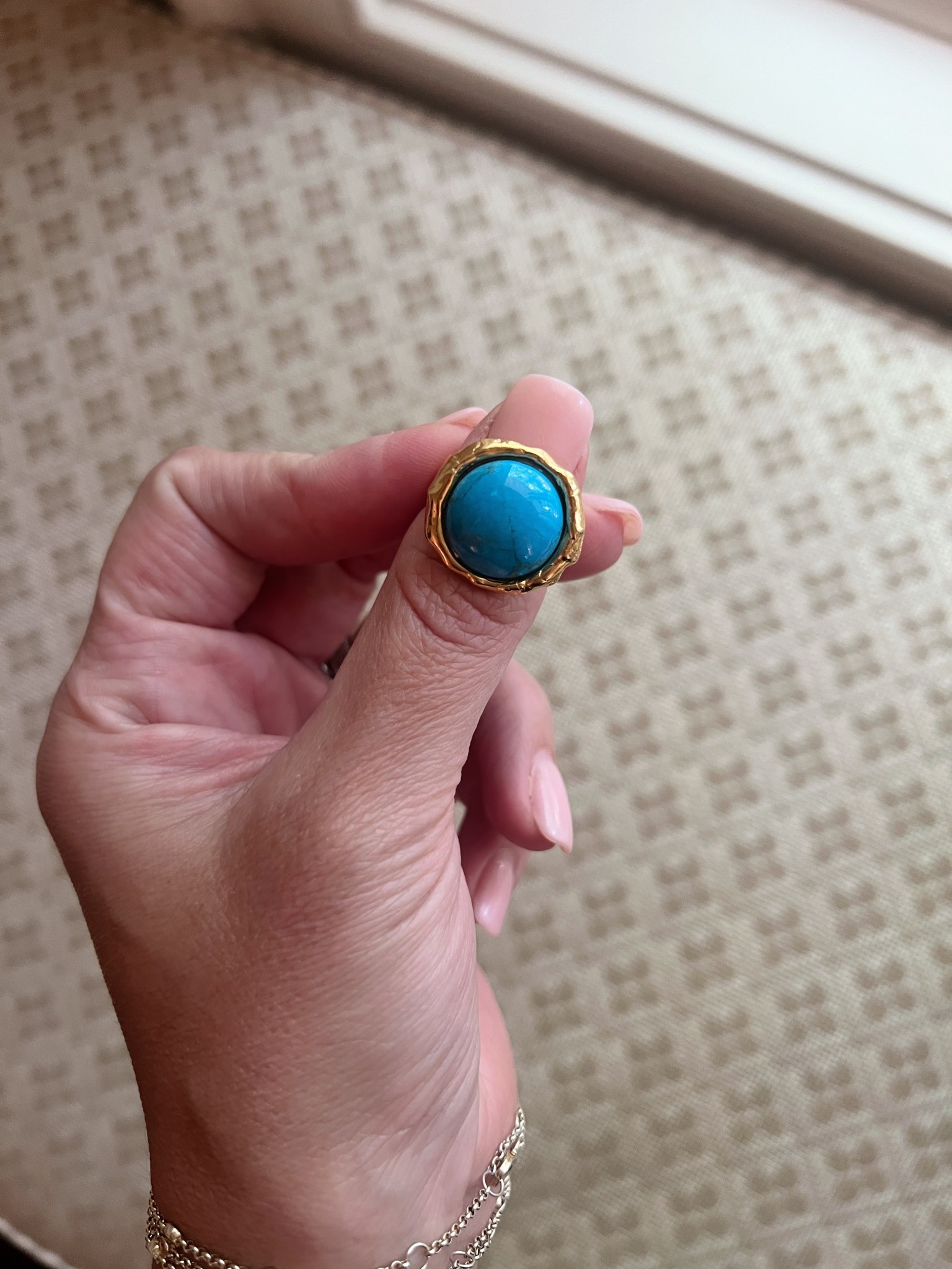 Love this pretty little ring! Looks like an egg in a nest 