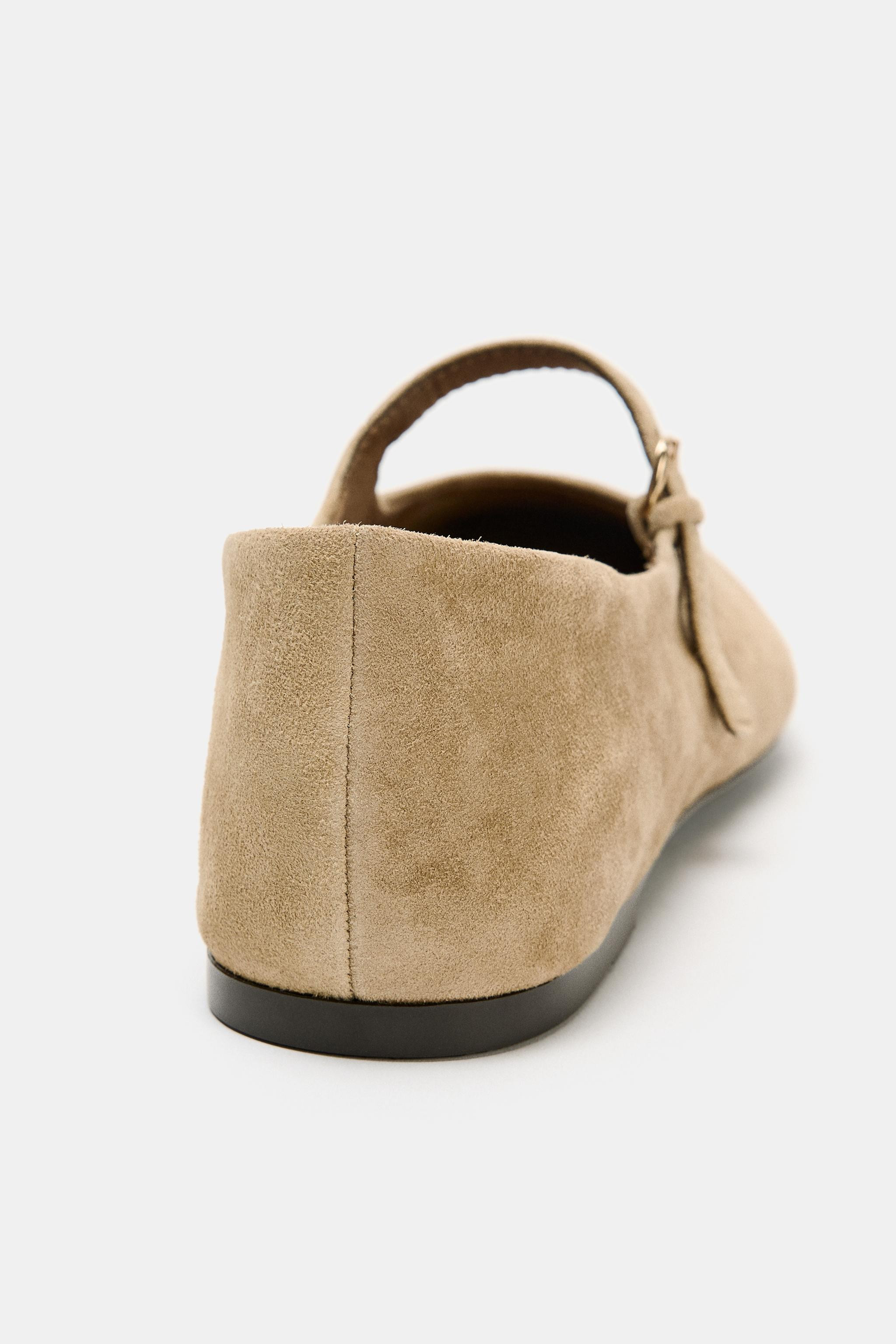 Ballerina aus Wildleder. Riemen mit Schnalle vorne. Abgerundete spitze. Sohlenh\u00f6he: 1 cm | Zara DE