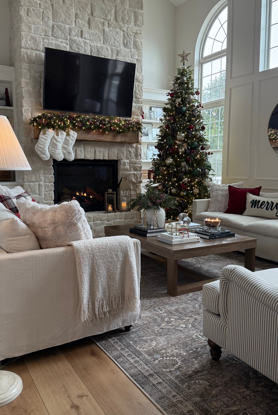Christmas living room 🎄✨

#LTKSeasonal #LTKHome #LTKHoliday